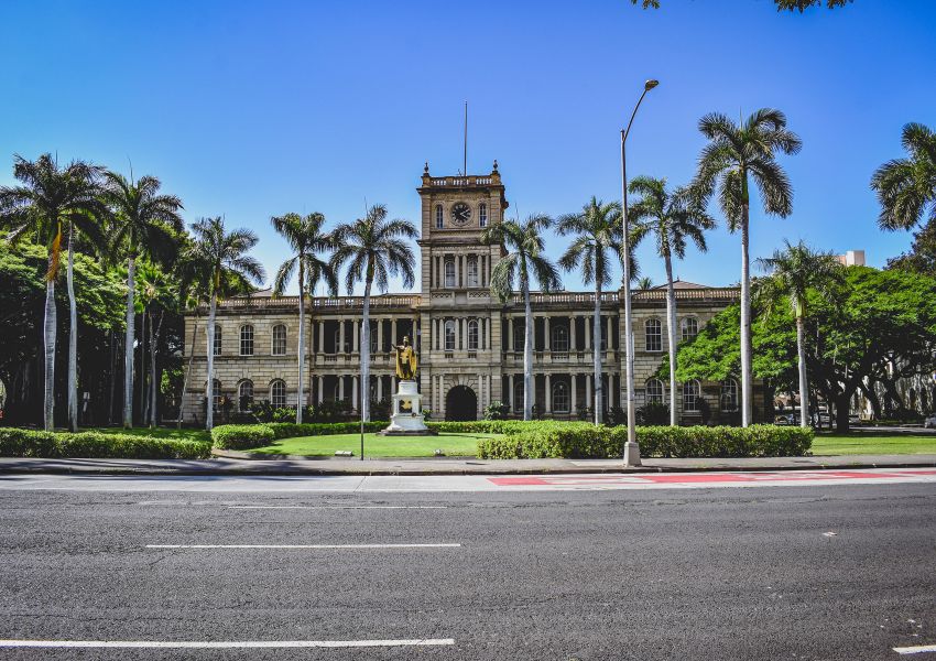 the exterior of Iolani Palace in Hawaii